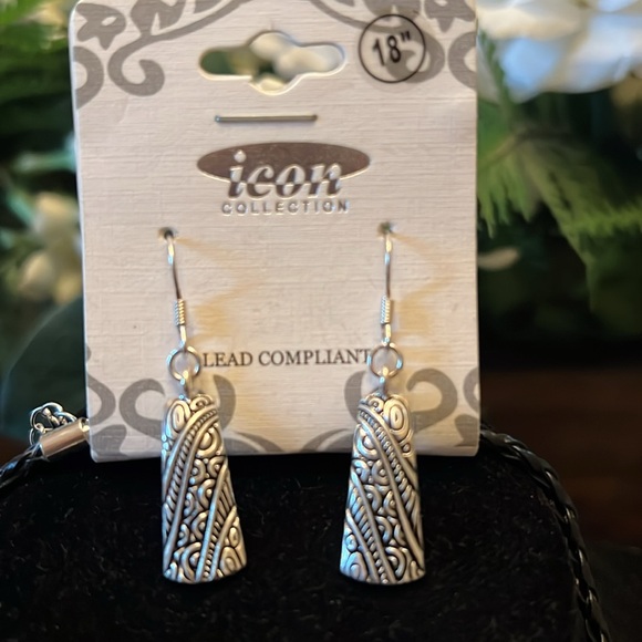 Icon Collection necklace and earrings set. - Picture 3 of 5